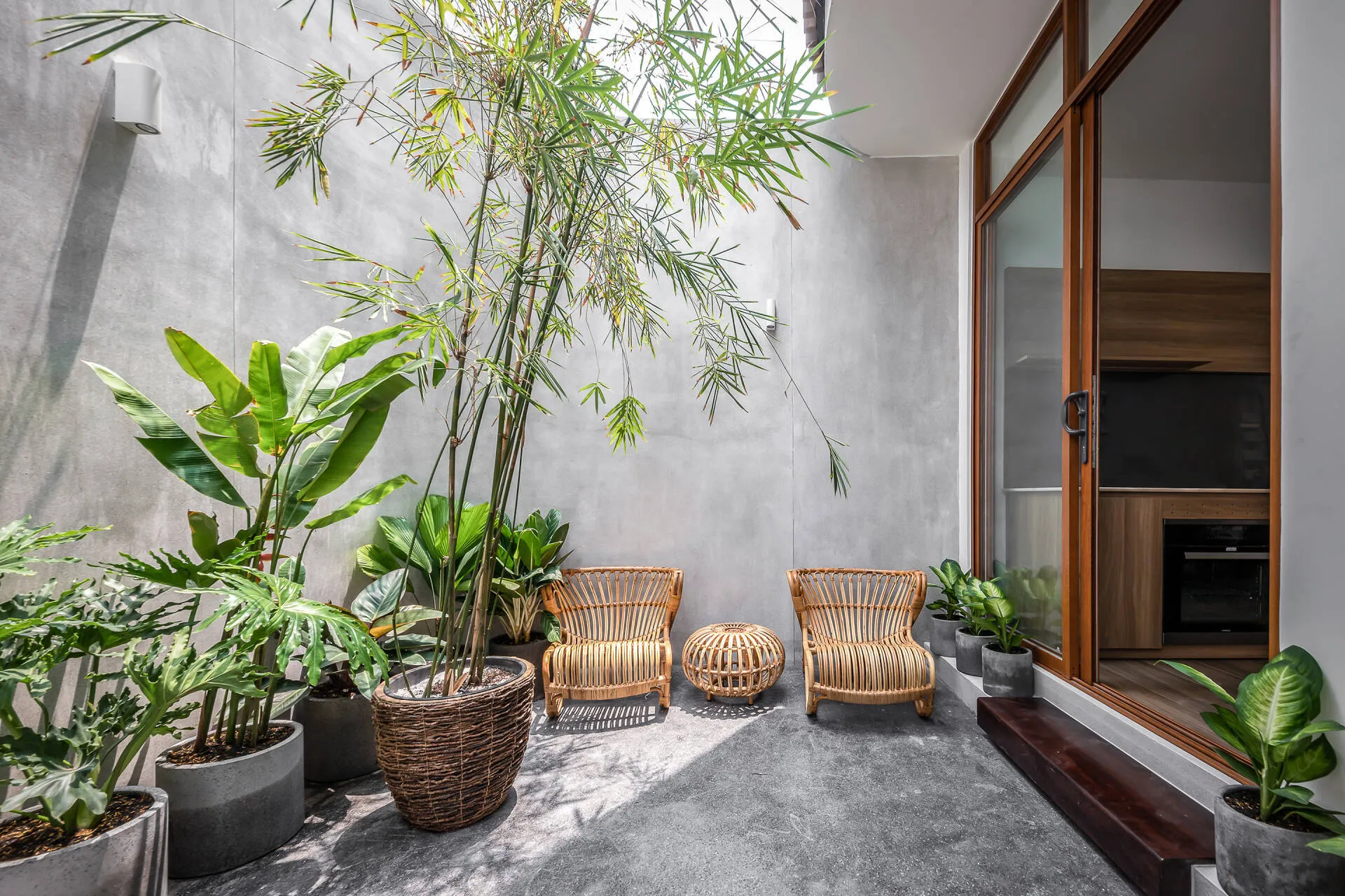 thiết kế sân vườn sau nhà phố hiện đại | IKI Design