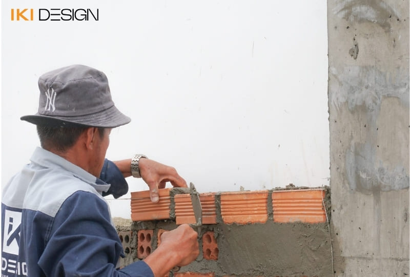 Căng dây và xây các hàng gạch tiếp theo Căng dây và xây các hàng gạch tiếp theo