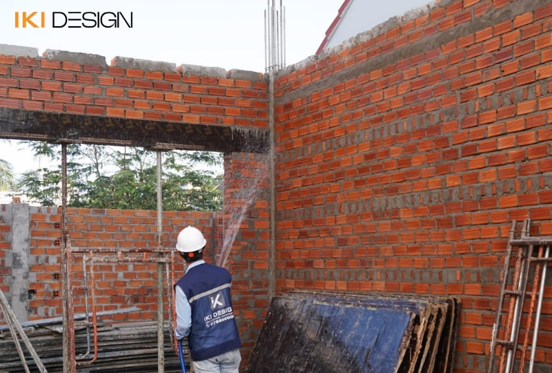 Sau 6 giờ, tưới ẩm 3 ngày để chống nứt, tăng bám dính. Sau 6 giờ, tưới ẩm 3 ngày để chống nứt, tăng bám dính.