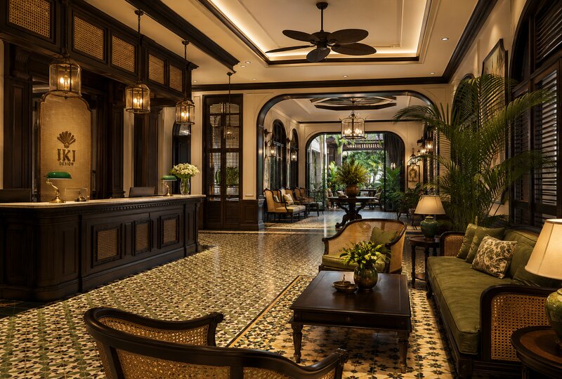 Nội thất khách sạn phong cách Indochine với gạch bông và gỗ tối màu Nội thất khách sạn phong cách Indochine với gạch bông và gỗ tối màu