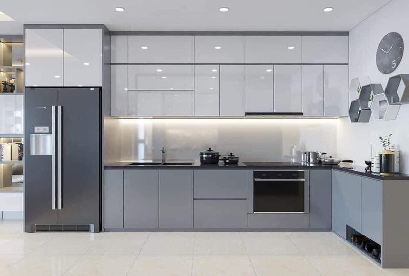 Bếp chữ L kết hợp tủ bếp kịch trần là bố cục phổ biến cho căn hộ 55m2