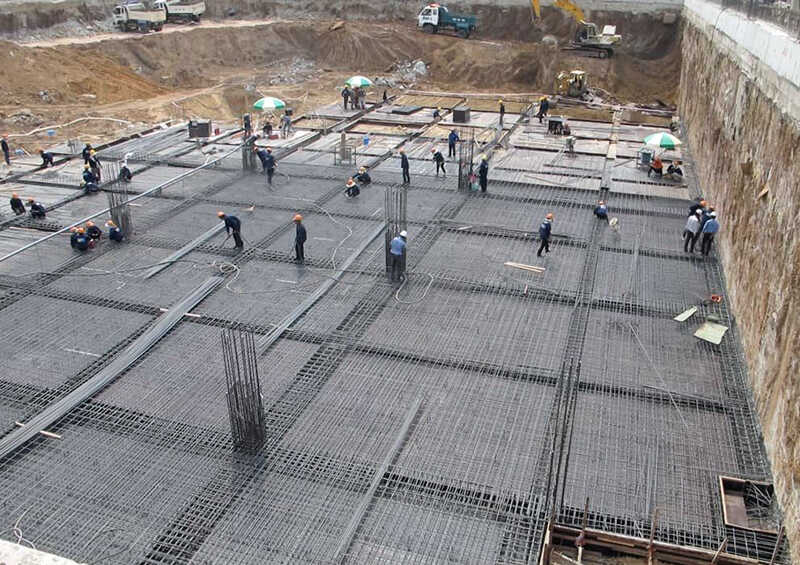 Công trường đang thi công bản móng bè