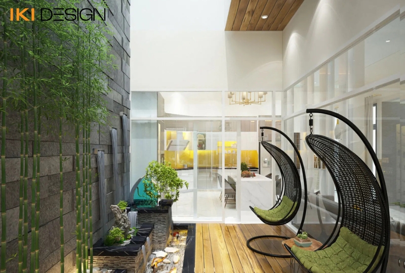 Giếng trời giữa nhà ống kết hợp tiểu cảnh cây xanh và hồ nước nhỏ, nhìn từ tầng trệt lên