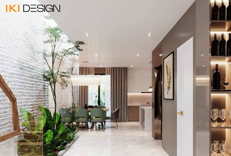 Giếng trời phía sau nhà phố chiếu sáng khu bếp và phòng ăn tầng trệt